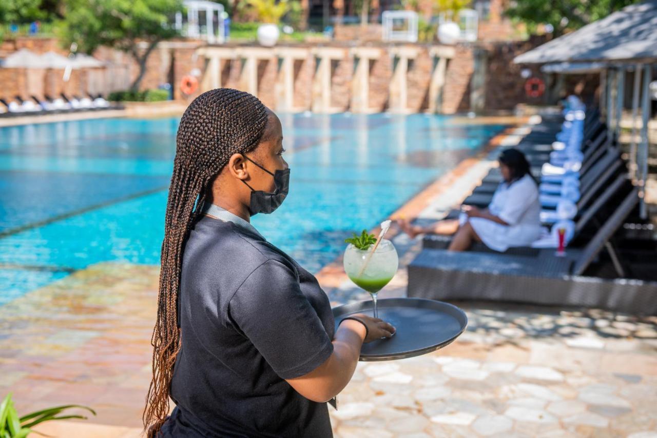 The Capital Zimbali Hotel Ballito Eksteriør billede A waitress wearing a face mask at a hotel in Kigali, Rwanda