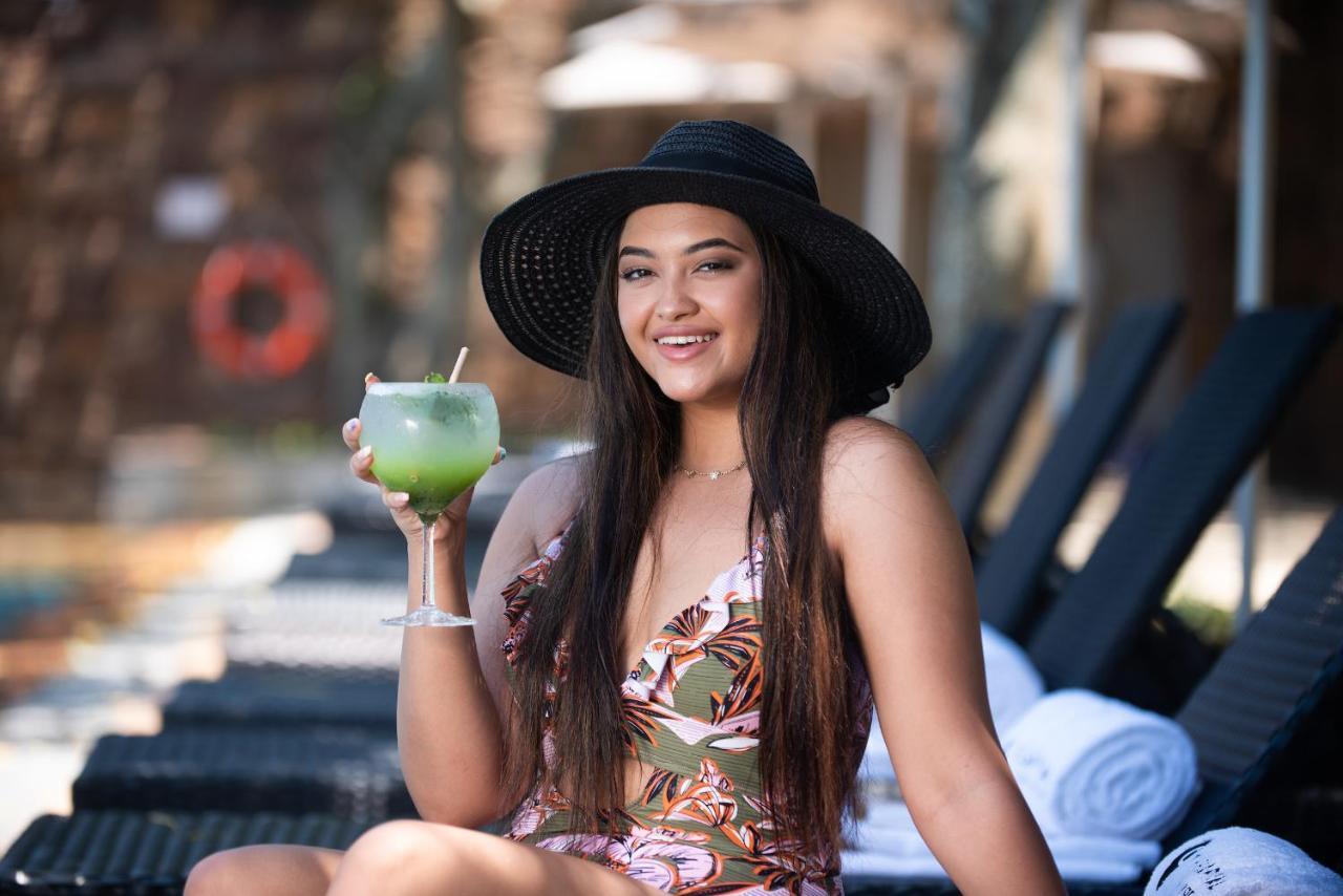 The Capital Zimbali Hotel Ballito Eksteriør billede A woman wearing a sun hat