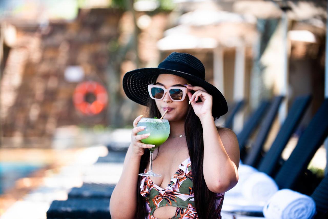 The Capital Zimbali Hotel Ballito Eksteriør billede A woman wearing a hat
