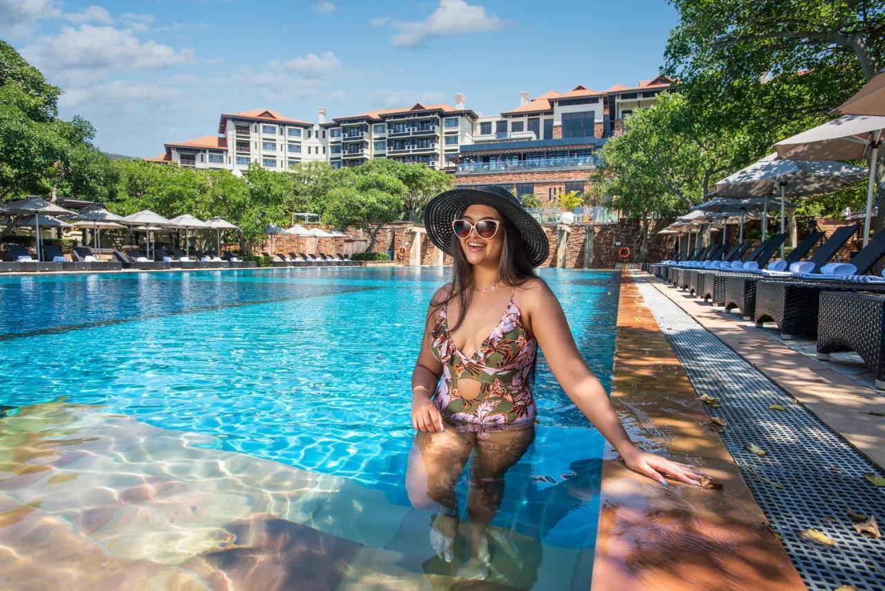 The Capital Zimbali Hotel Ballito Eksteriør billede A woman wearing a sun hat