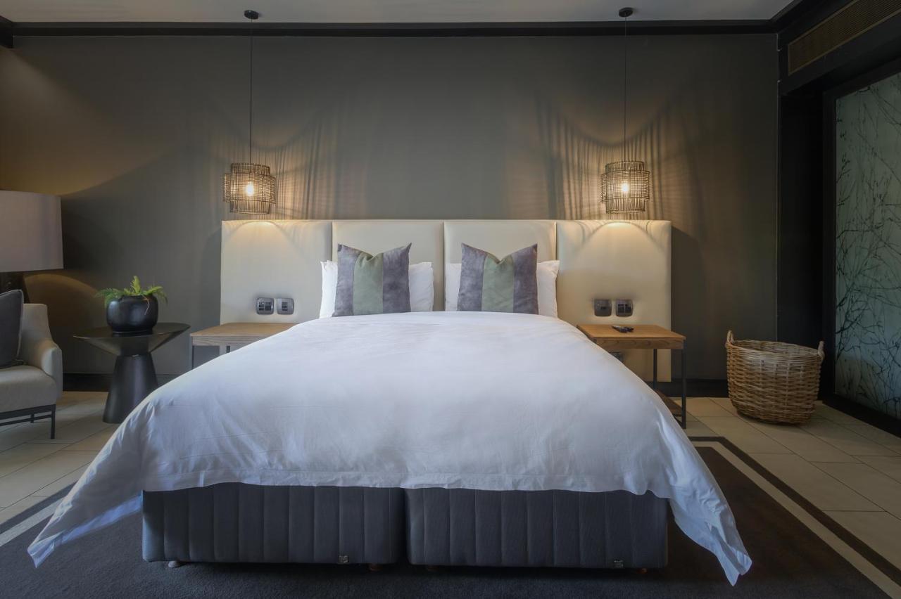 The Capital Zimbali Hotel Ballito Eksteriør billede A bedroom at The Ivy Hotel