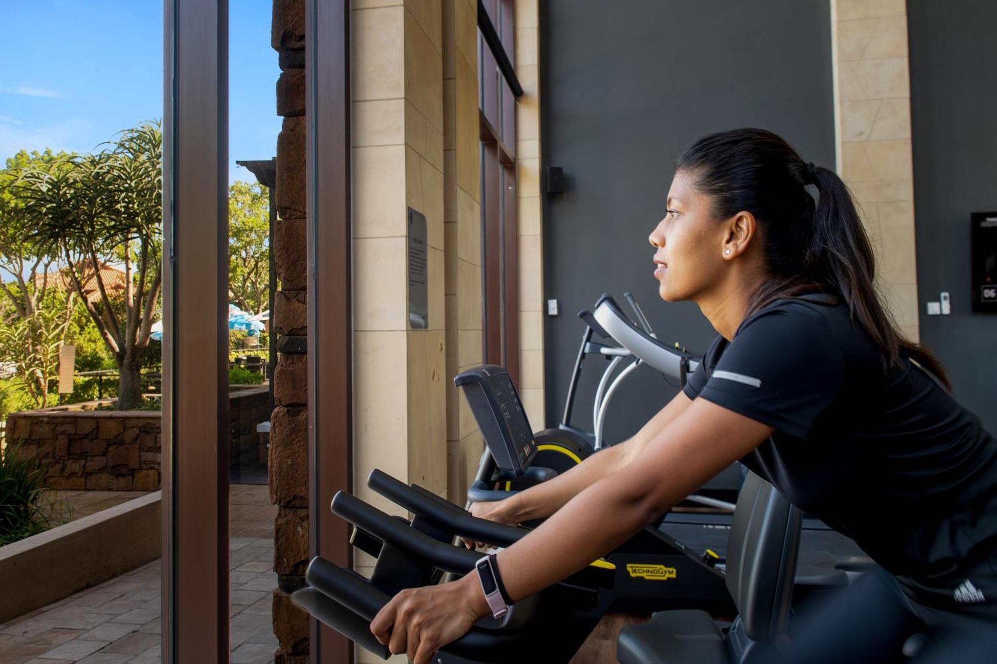 The Capital Zimbali Hotel Ballito Eksteriør billede A woman on a treadmill
